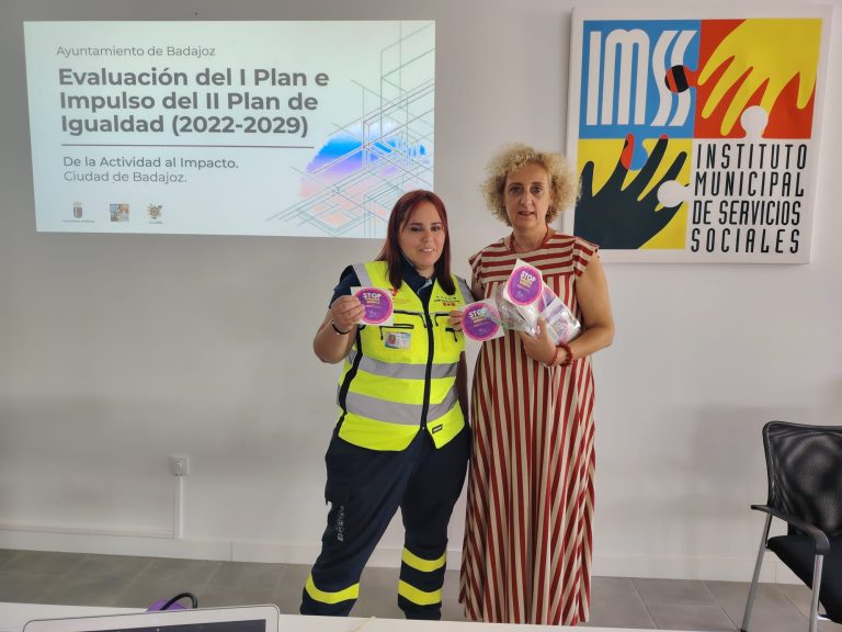 Donación Tapa vasos contra la sumision quimica Mujer en uniforme de seguridad y otra mujer con documentos, en un evento sobre igualdad.